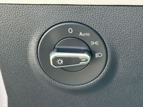Used 2025 Volkswagen Taos SE w/ Panoramic Sunroof Package AWD/4WD image 19