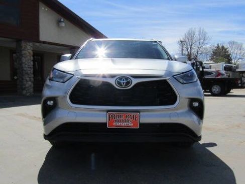Used 2025 Toyota Highlander XLE AWD/4WD image 3