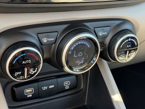 Used 2025 Hyundai Venue SEL FWD image 19