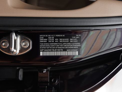 Certified 2025 Porsche Macan AWD/4WD image 40