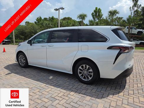 Certified 2025 Toyota Sienna XLE FWD image 9
