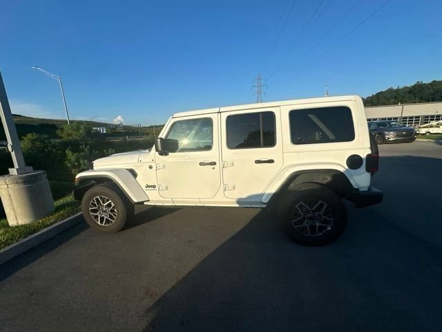 Used 2025 Jeep Wrangler Unlimited Sahara AWD/4WD image 30