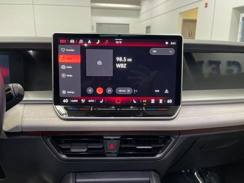 Used 2025 Volkswagen Tiguan SE w/ Panoramic Sunroof Package AWD/4WD image 21