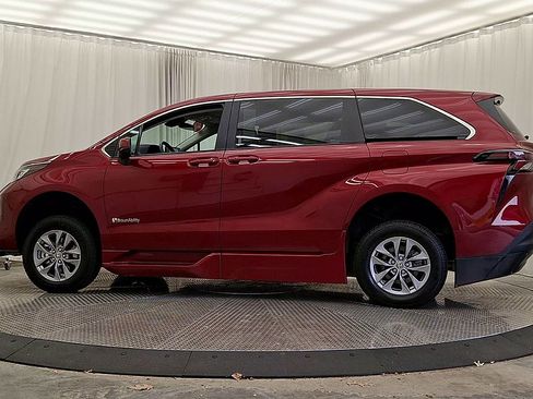 Used 2023 Toyota Sienna LE FWD image 2