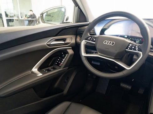 Used 2025 Audi Q5 Premium image 11
