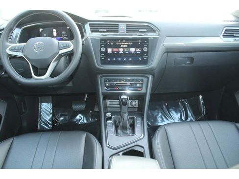 Used 2023 Volkswagen Tiguan SE image 12