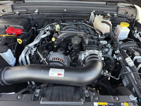 Used 2023 Jeep Gladiator Willys image 9