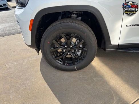 New 2026 Jeep Grand Cherokee Altitude AWD/4WD image 24