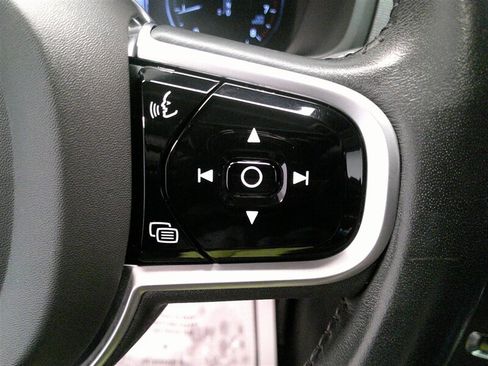 Used 2020 Volvo XC90 T6 Momentum w/ Protection Package Premier image 17