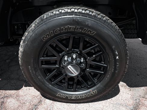 Used 2023 Ford F250 Lariat w/ Black Appearance Package AWD/4WD image 8