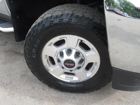 Used 2017 GMC Sierra 2500 SLE w/ Suspension Package, Off-Road AWD/4WD image 4