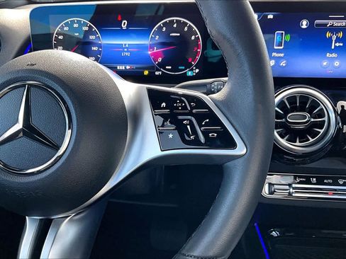 Used 2025 Mercedes-Benz GLB 250 image 24