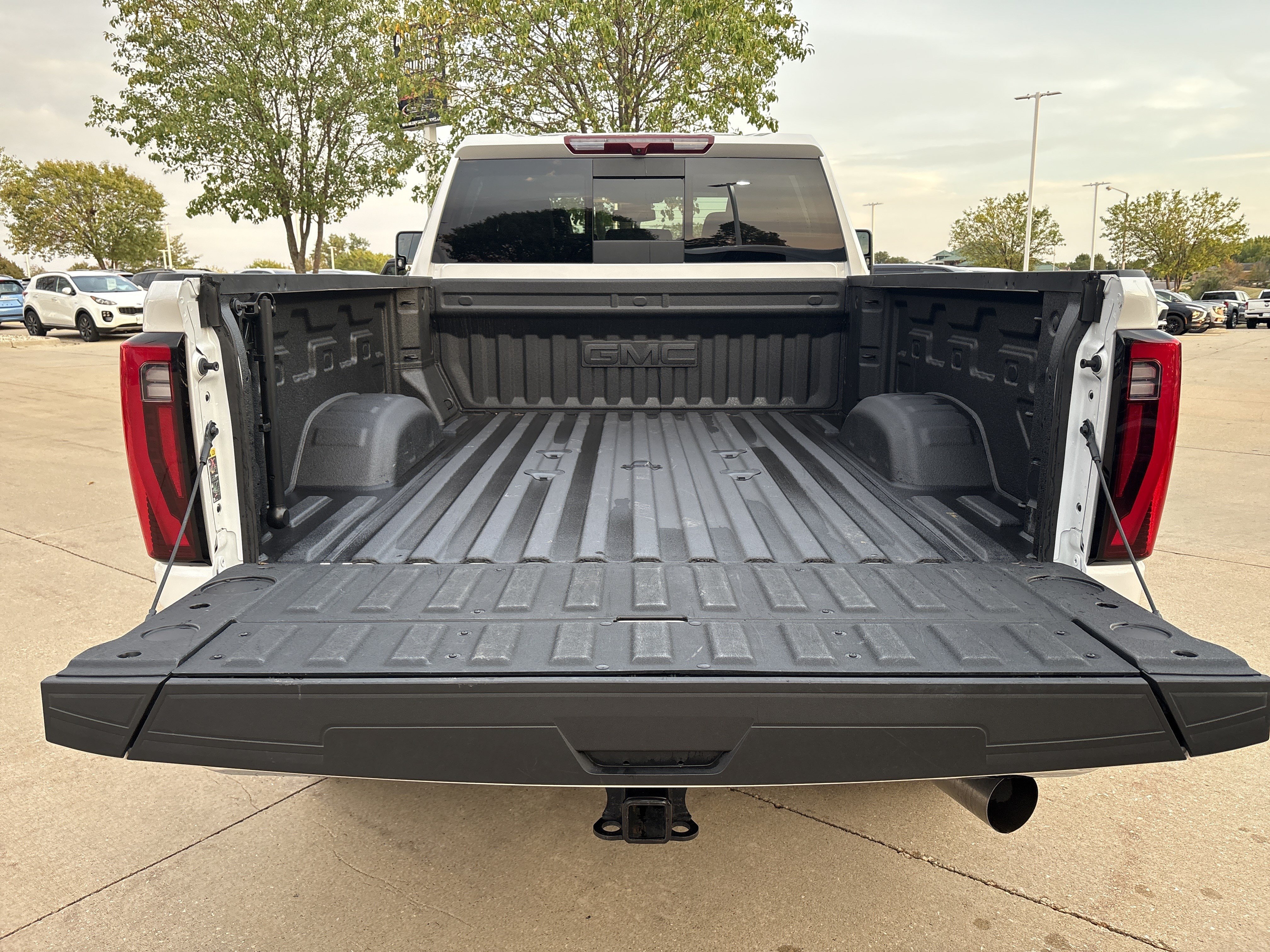 Used 2024 GMC Sierra 2500 SLT w/ SLT Premium Package AWD/4WD image 8