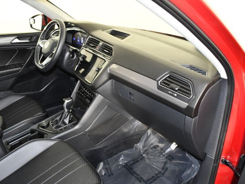 Used 2022 Volkswagen Tiguan SE AWD/4WD image 39