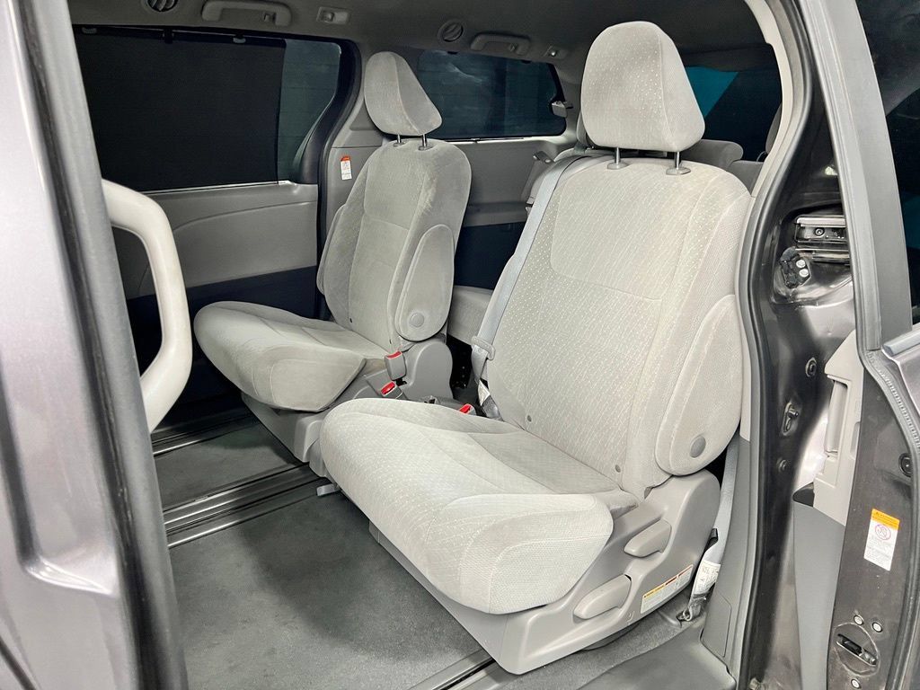 Used 2019 Toyota Sienna LE FWD image 14