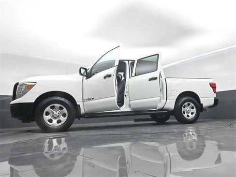 Used 2018 Nissan Titan S image 70