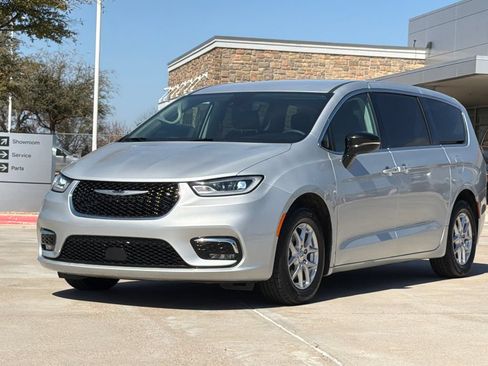 Used 2024 Chrysler Pacifica Touring-L FWD image 3