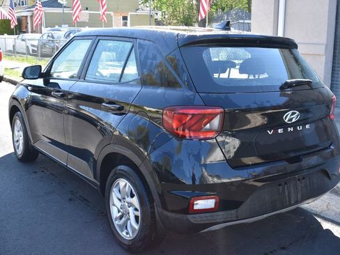 Used 2022 Hyundai Venue SE FWD image 8
