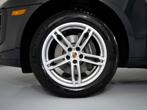 Certified 2025 Porsche Macan image 14