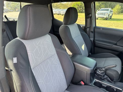 Used 2022 Toyota Tacoma TRD Off-Road image 31