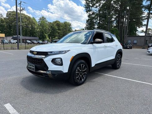 Used 2022 Chevrolet TrailBlazer ACTIV w/ Technology Package AWD/4WD image 2
