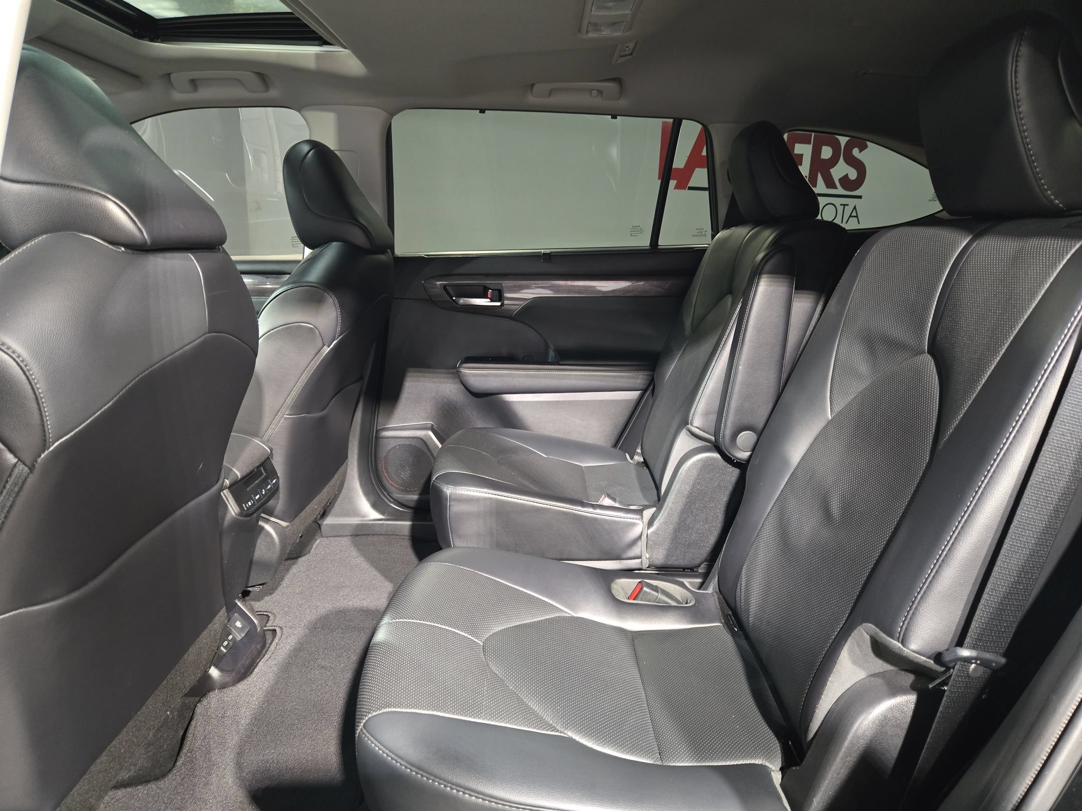 Used 2022 Toyota Highlander Limited FWD image 36