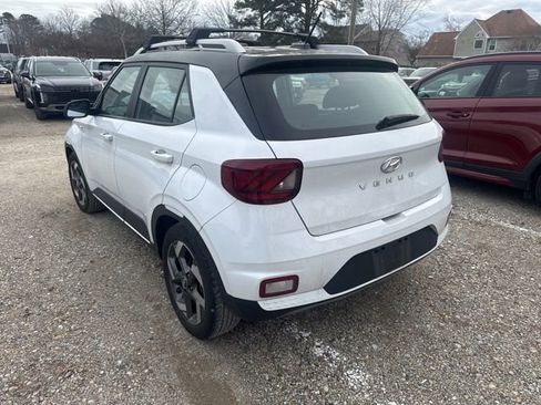 Used 2023 Hyundai Venue Limited image 7