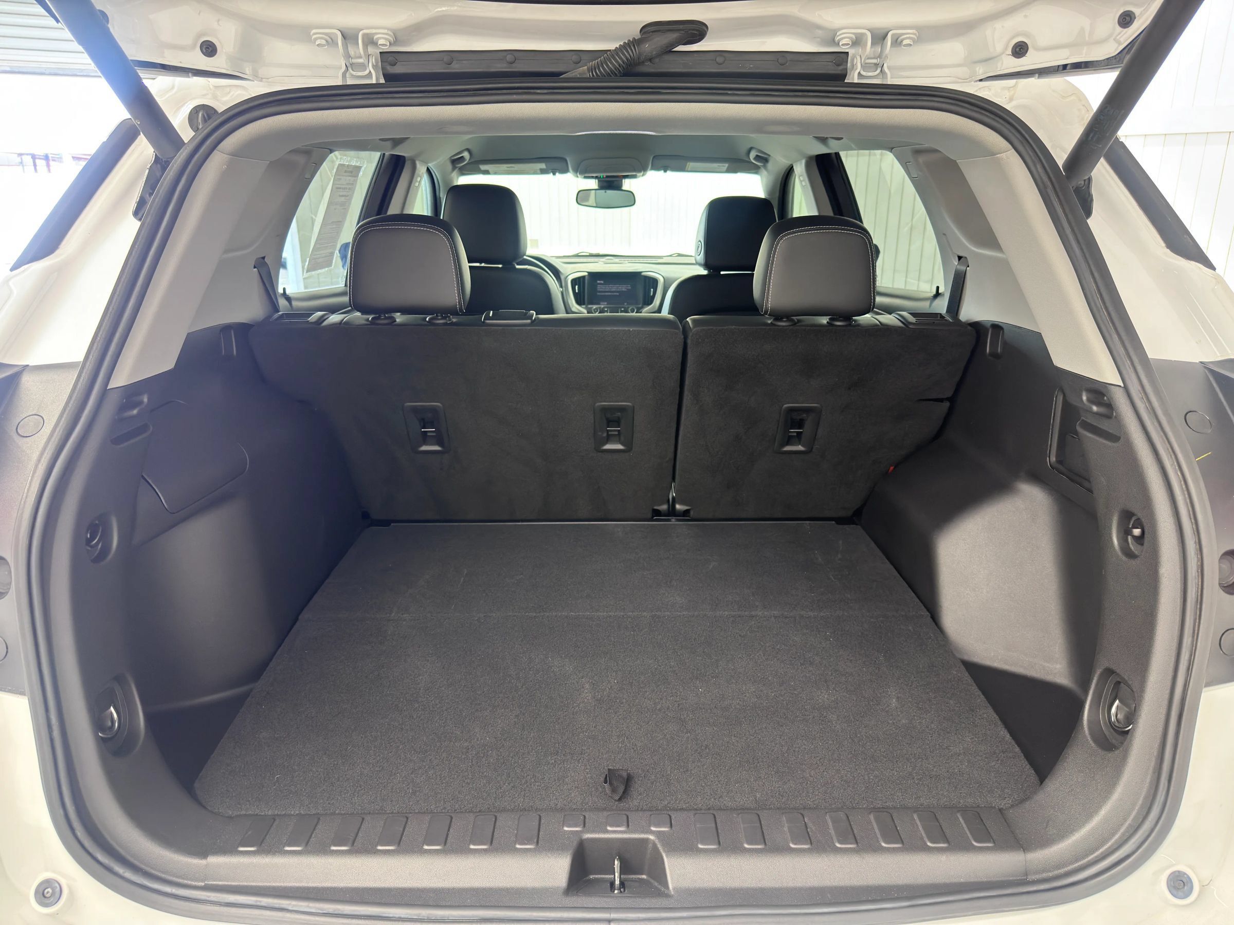 Used 2022 GMC Terrain SLT w/ Infotainment Package II FWD image 13