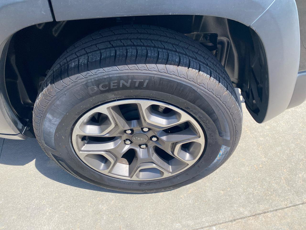 Used 2020 Jeep Cherokee Trailhawk w/ Cold Weather Group AWD/4WD image 9