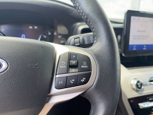 Used 2023 Ford Explorer XLT AWD/4WD image 16