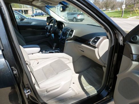 Used 2012 Jeep Grand Cherokee Laredo w/ Laredo E Group AWD/4WD image 11