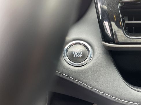 Used 2022 Toyota Highlander XLE AWD/4WD image 16