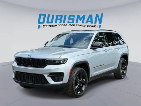 Used 2023 Jeep Grand Cherokee Altitude AWD/4WD image 5