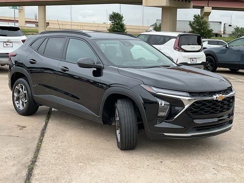 Used 2025 Chevrolet Trax LT w/ LT Convenience Package image 4