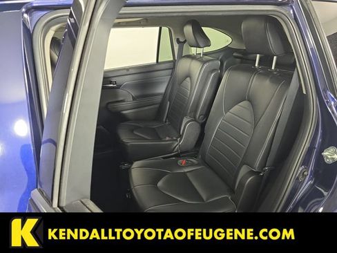Used 2022 Toyota Highlander XLE AWD/4WD image 26