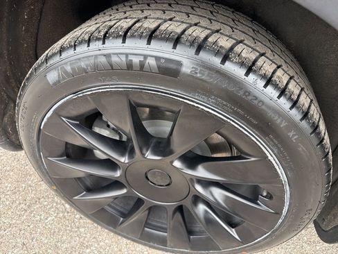 Used 2022 Tesla Model Y Long Range image 11