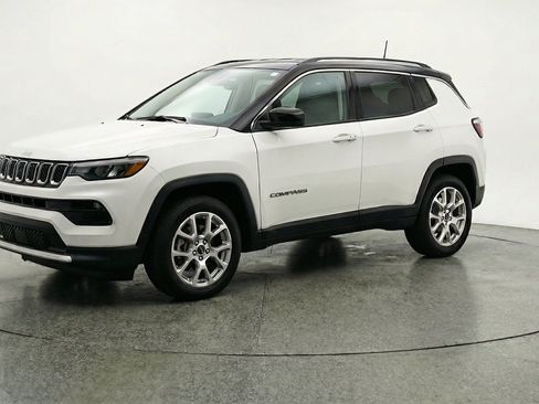 Used 2025 Jeep Compass Limited AWD/4WD image 3