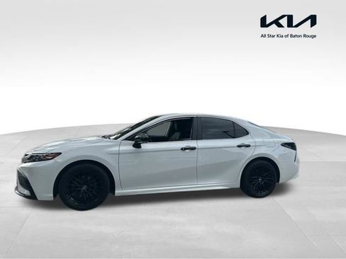 Used 2022 Toyota Camry SE FWD image 1