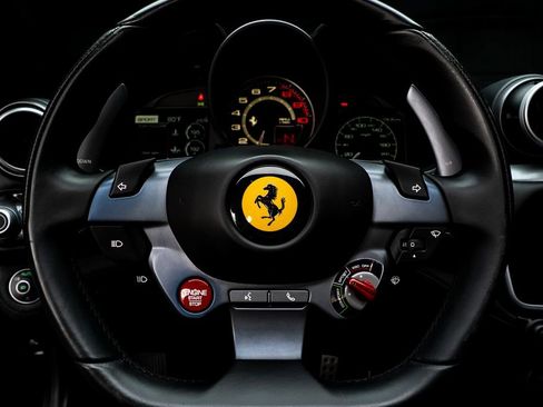 Used 2019 Ferrari Portofino RWD image 21