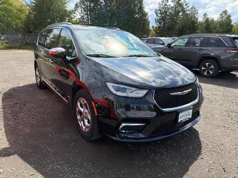 Used 2023 Chrysler Pacifica Limited FWD image 1