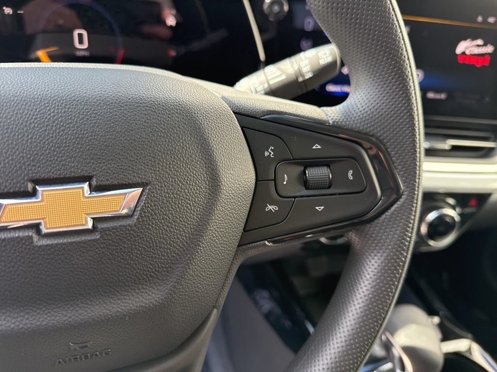 Used 2025 Chevrolet Trax LT FWD image 15