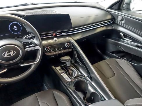 Used 2025 Hyundai Elantra SEL image 18