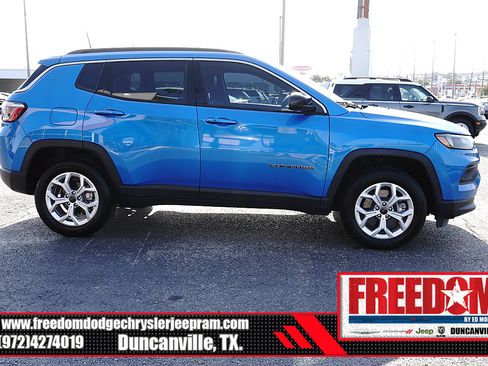 Used 2025 Jeep Compass Latitude AWD/4WD image 6