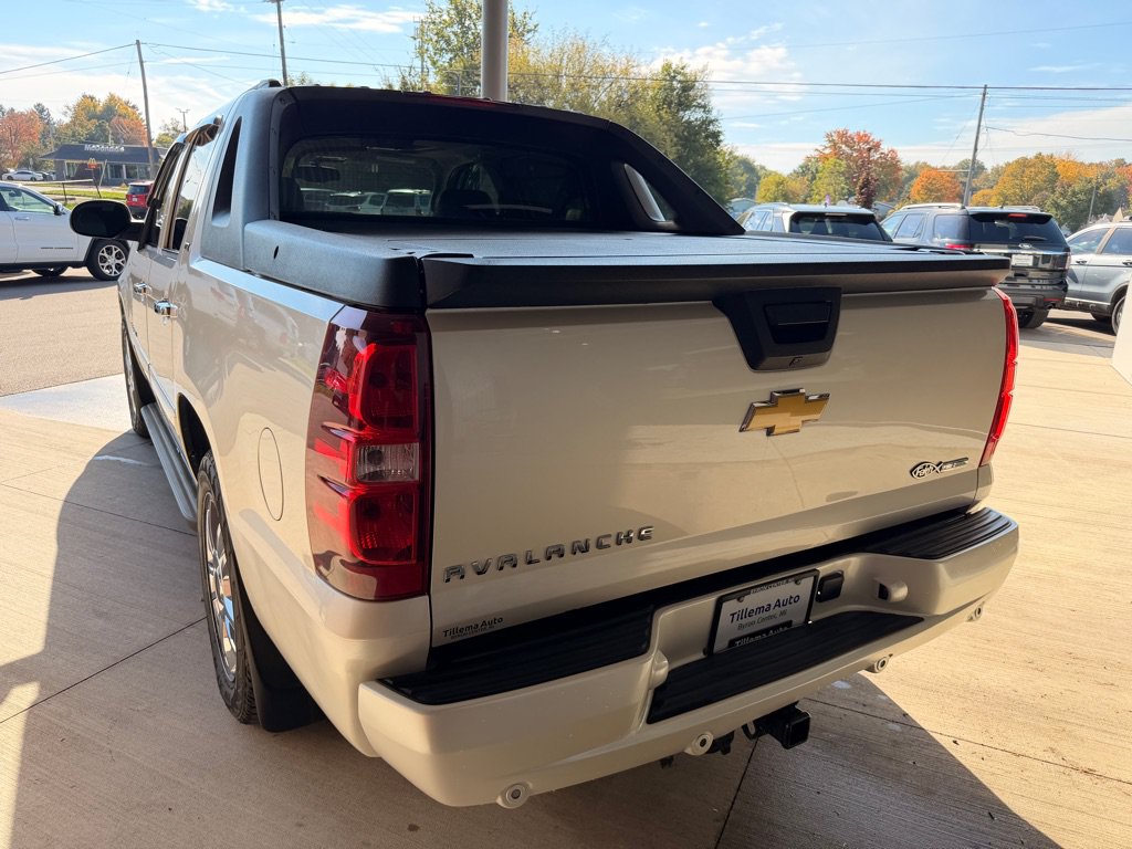 Used 2010 Chevrolet Avalanche LTZ AWD/4WD image 5
