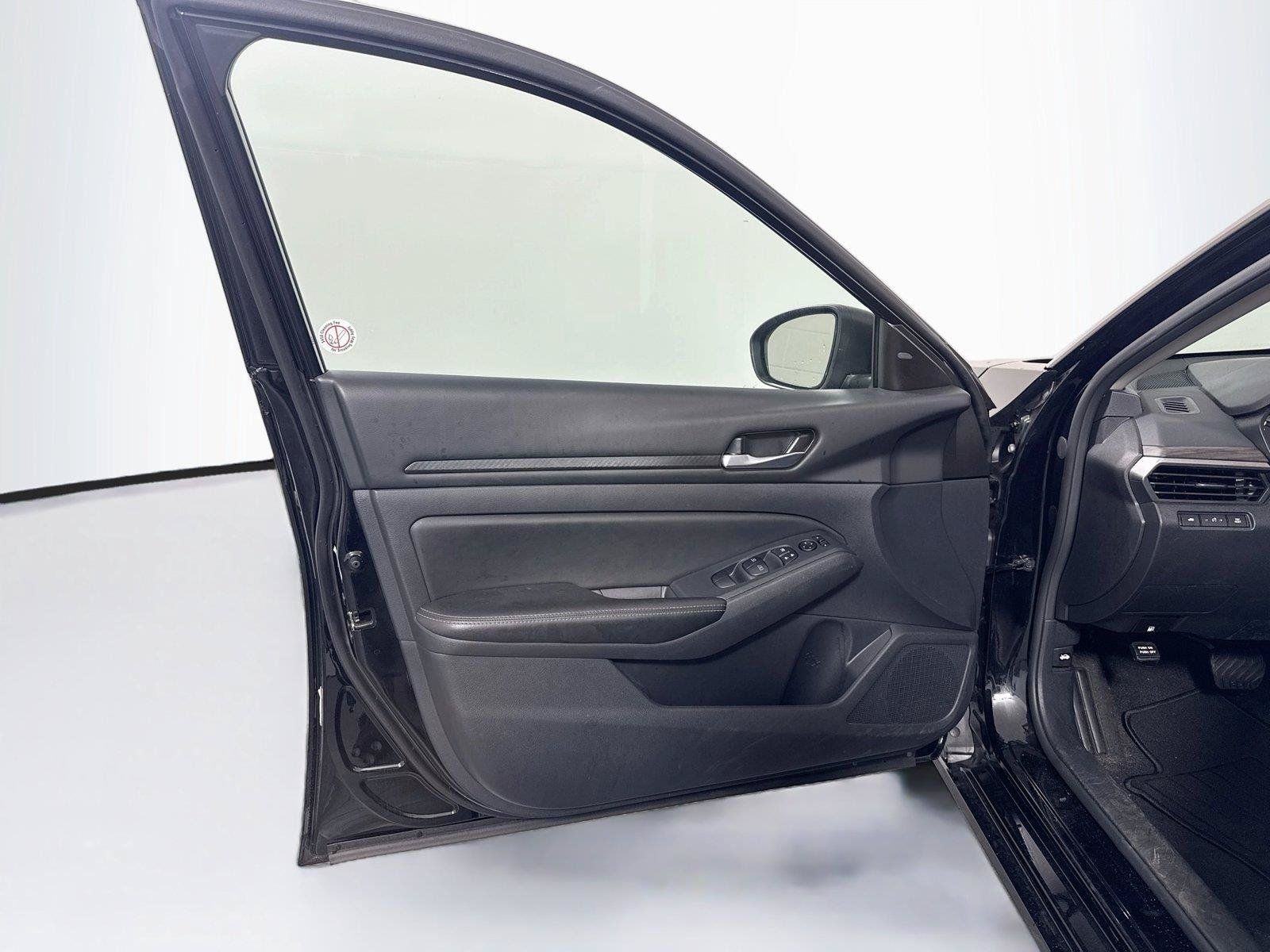 Used 2025 Nissan Altima 2.5 SV FWD image 11