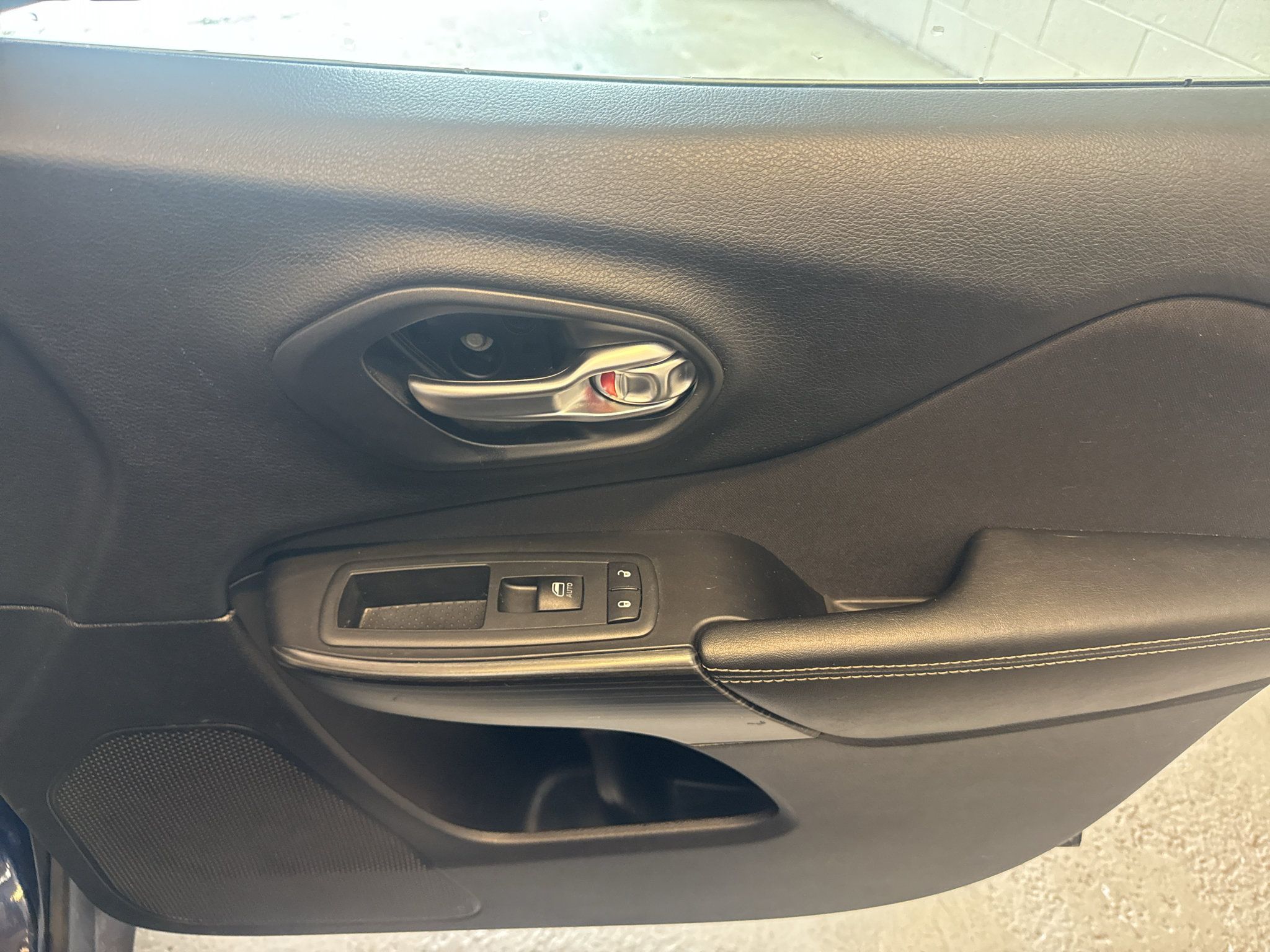 Used 2014 Jeep Cherokee Latitude w/ Cold Weather Group FWD image 21