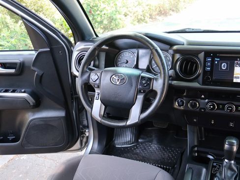 Used 2017 Toyota Tacoma TRD Off-Road w/ Tow Package AWD/4WD image 30