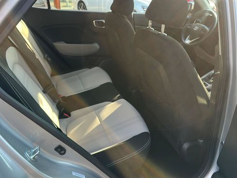 Used 2025 Hyundai Venue SEL FWD image 13