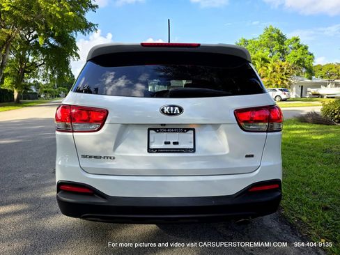 Used 2017 Kia Sorento LX image 9