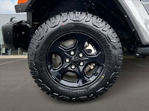 Used 2021 Jeep Gladiator Sport image 8